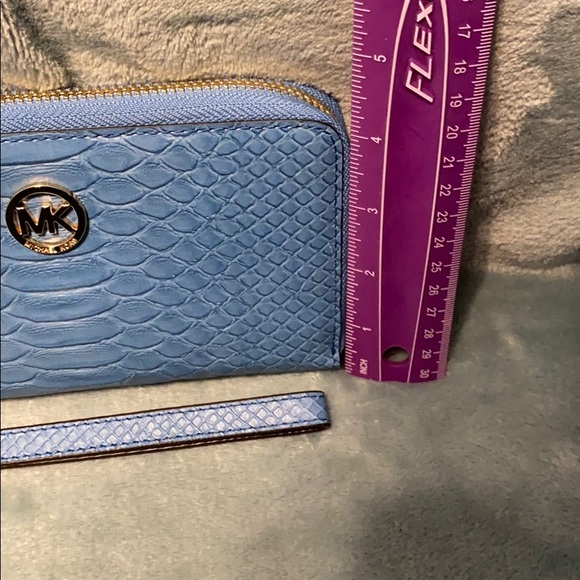 Michael Kors Wristlet Blue - Picture 5 of 7